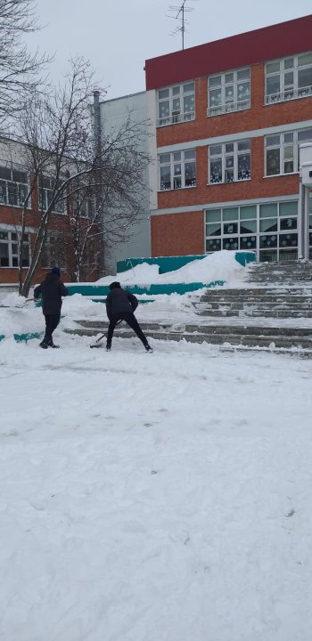 Прошла уборка территории от снега.